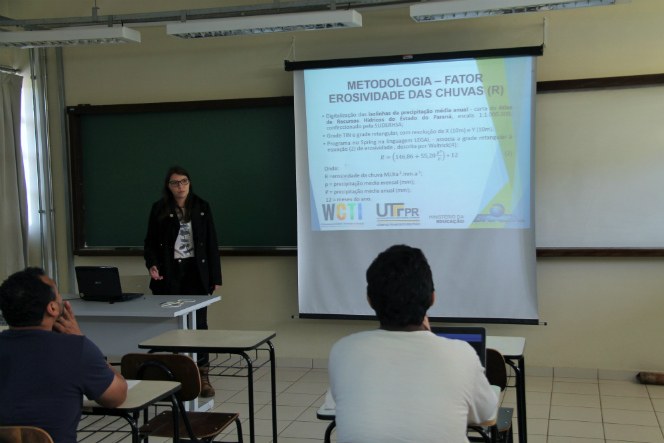 Ana Paula Ranzan durante apresentação oral do seu trabalho.jpg