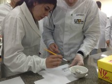 A aluna da Engenharia Química que participa do projeto, Izabely Santos,  durante a atividade de impressão digital