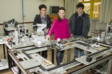 Alunos em laboratório no Câmpus Ponta Grossa. Pesquisa foi um dos pontos de destaque da UTFPR (Foto: Decom)