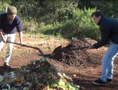 Alunos do Grupo Gestor de Resíduos Sólidos trabalham na compostagem