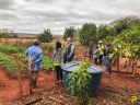 Os rondonistas da UTFPR visitam um assentamento onde dão dicas à comunidade sobre educação ambiental, abordando assuntos como produção de hortaliças e tratamento adequado do solo