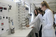 Alunos da universidade durante aula prática em laboratório