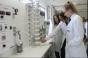 Alunos da universidade durante aula prática em laboratório