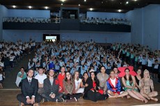 Neste espetáculo, apresentado na sexta-feira (26), no Espaço da Arte, os atores juntamente com a plateia formada por alunos das escolas municipais Maria Helena Vandresen, Germano Mayer e Frei Deodato.