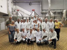 Calouros de Engenharia de Alimentos participando de Visita Técnica em cervejaria