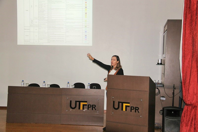 A professora Juliana Paula Silva, da UEM, apresentou seu trabalho sobre a bacia hidrográfica do Rio Xingu, na Amazônia.