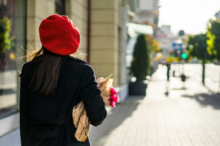 Menina andando em rua em cidade na França