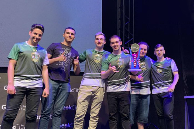 Alunos vencedores do torneio de CS (Foto: Divulgação)