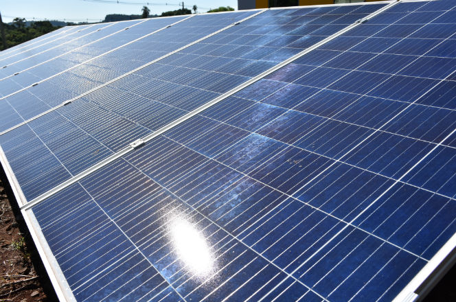 Paineis fotovoltaicos no Câmpus Pato Branco (Foto: Decom)