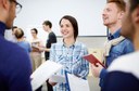 Grupo de pessoas em aula de conversação | Foto: Freepik