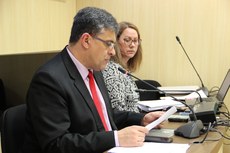 Reitor Luiz Alberto Pilatti preside sessão do Conselho Universitário da UTFPR em novembro de 2017 ao lado da secretária do colegiado, Helia Nerborski (Foto: Departamento de Comunicação da UTFPR)