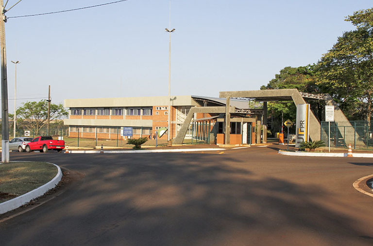 Entrada principal do campus da UTFPR em Campo Mourão (Foto: Decom)