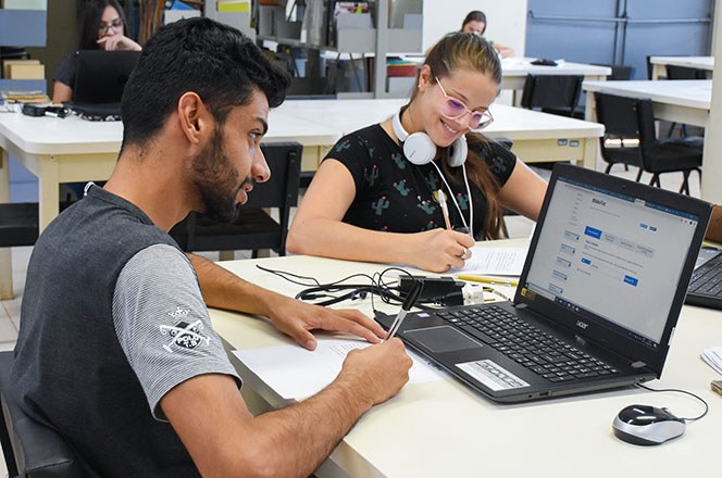 Alunos usam a plataforma Bibliotec (Foto: Decom)