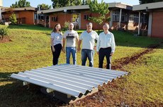 Professores Daiene Schaefer e Fabrício Dalmolin, técnico do Inpe e diretor-geral do Câmpus Medianeira, Flávio Pauli, junto ao magnetômetro instalado