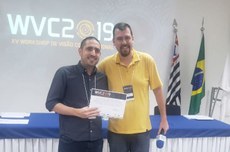 Dissertação de Rafael ficou em primeiro lugar no evento. Na foto, ele recebe o prêmio do organizador do evento. (Foto: Acervo pessoal)