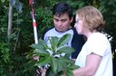 Professora Carla com um de seus alunos analisando uma das espécies do bosque