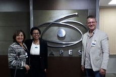 Professores Leila Sarquis, Maria de Fátima Mantovani e Marco Aurélio Kalinke apresentaram proposta na Capes, em Brasília. Materiais também foram entregues ao reitor da UTFPR pelos professores Luciana Kalinke, Leila Sarquis e Marco Aurélio Kalinke