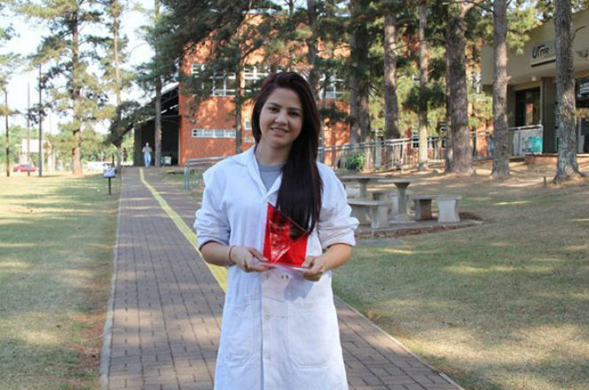 Aluna Isabelle Costa quando recebeu a premiação 3M para Estudantes Universitários