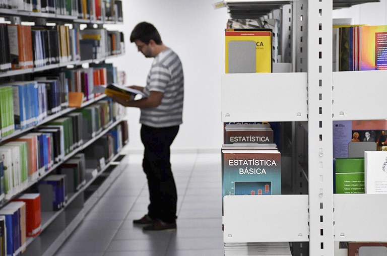 EDUTFPR abre cadastro de pareceristas. Na foto, aluno na biblioteca do Câmpus Francisco Beltrão (Foto: Decom)