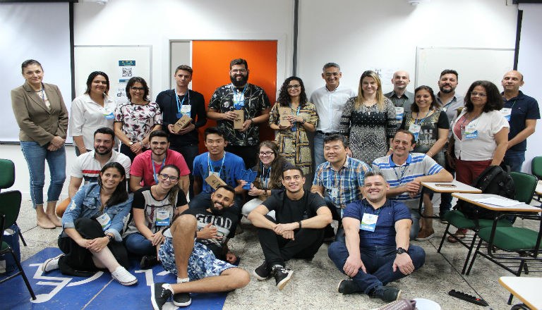 Alunos que participaram da Hackaton da Sanepar junto a professores e corpo diretivo do Câmpus Londrina (Foto: Divulgação)