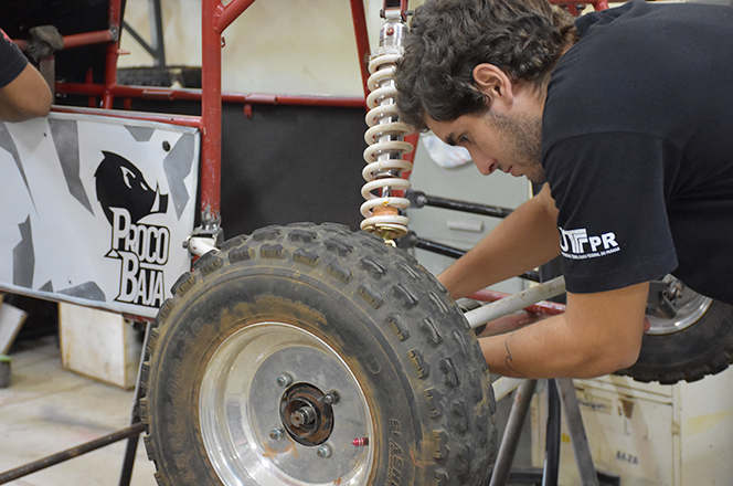 Aluno manuseia protótipo da equipe Pato Baja, no Câmpus Cornélio Procópio (Foto: Decom)