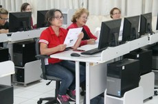 Alunos do curso de alfabetização digital em laboratório de informática no Câmpus Francisco Beltrão (Foto: Ascom-FB)