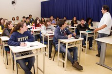 Alunos em sala de aula do Câmpus Apucarana (Foto: Decom)