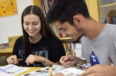 Alunos em laboratório (Foto: Decom)