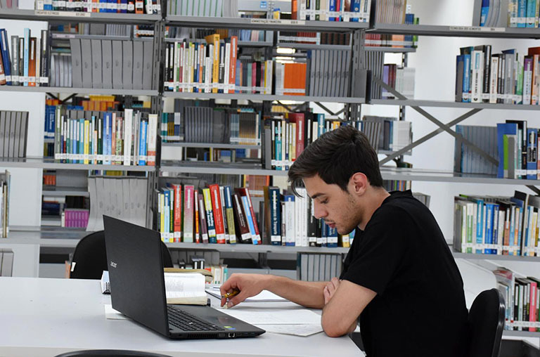 Aluno na biblioteca do Câmpus Francisco Beltrão (Foto: Decom)