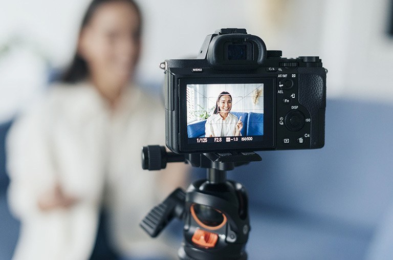 Live 'Fala Mulher' é realizada nesta segunda, dia 14 (Imagem: Freepik)