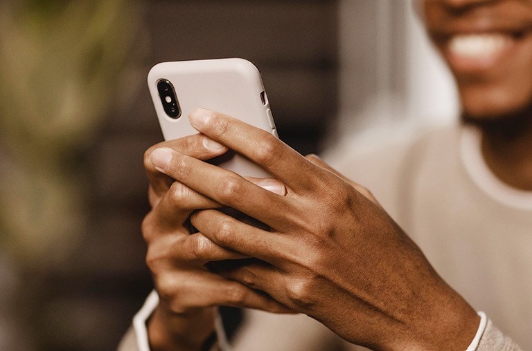 Homem acompanha a live pelo celular