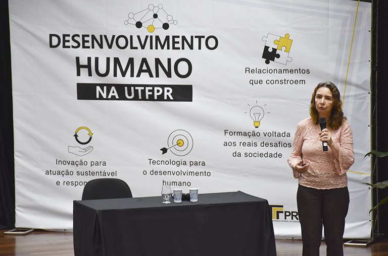 Filósofa Lúcia Helena Galvão, durante palestra no Campus Pato Branco (Foto: Decom)