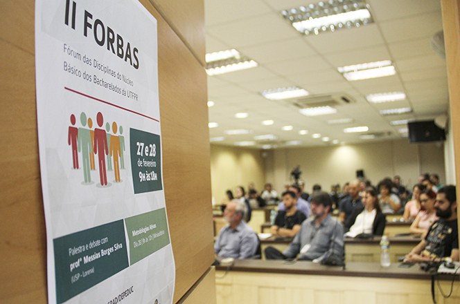 Professores reunidos em Curitiba para a abertura do II ForBas (Foto: Decom)