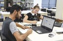 Estudantes em biblioteca da UTFPR (Foto: Decom)