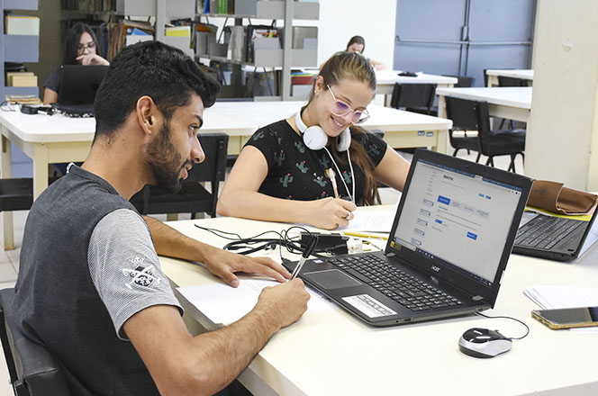 Estudantes na biblioteca do Câmpus Dois Vizinhos (Foto: Decom)