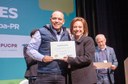 Professor Rogério Marcos da Silva recebe o certificado da premiação (Foto: acervo pessoal)