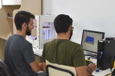 Dois rapazes elaboram protótipo 3D em laboratório de Guarapuava | Foto: Decom