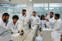 Alunos e professor em  Laboratório do Câmpus Dois Vizinhos - Foto: Decom