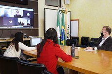 Reunião realizada com a Comissão (Foto: Decom)