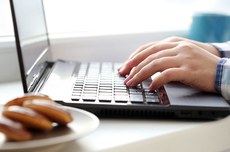 Editais regulamentam afastamento de servidores para pós-graduação (Imagem: Racool Studio)
