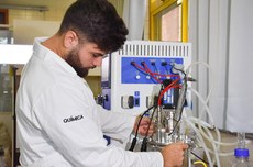 Foto de um aluno em um Laboratório do Campus Ponta Grossa (Foto: Decom)