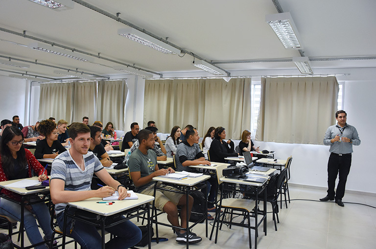 Alunos em sala de aula em Francisco Beltrão (Foto: Decom)