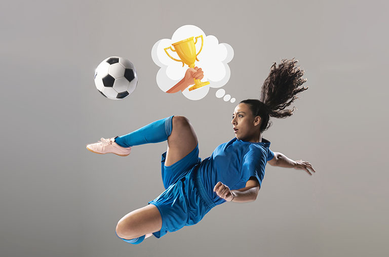 menina jogando futebol e pensando no troféu.jpg