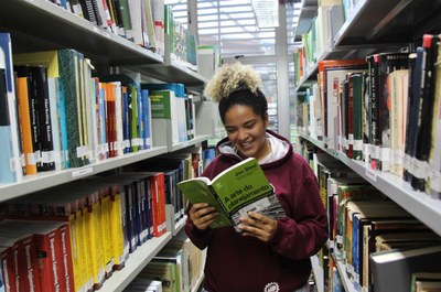 Bia Vieira na biblioteca do câmpus