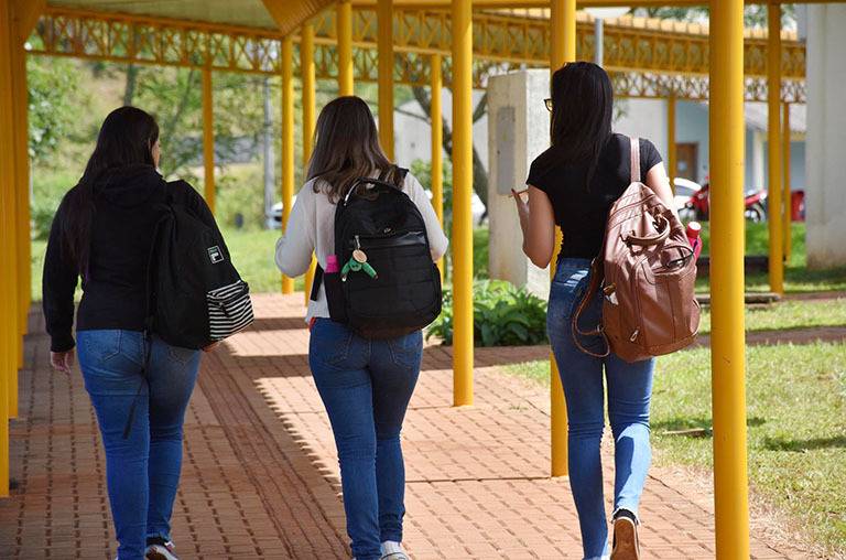 Estudantes no Campus Francisco Beltrão, no Sudoeste do Paraná (Foto: Decom)