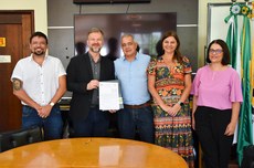 Assinatura do contrato com a Funtef-PR - Da dir. à esq.: Guilherme Schneider, Marcos Schiefler, Jorge Riechi, Tangriani Assmann e Patricia Mokrzycki