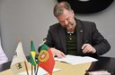 Reitor Marcos Schiefler Filho assina protocolo de cooperação com UTAD, de Portugal (Foto: Decom)