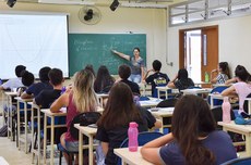 Bolsas são disponibilizadas a professores de escolas públicas de educação básica (Foto: Decom)