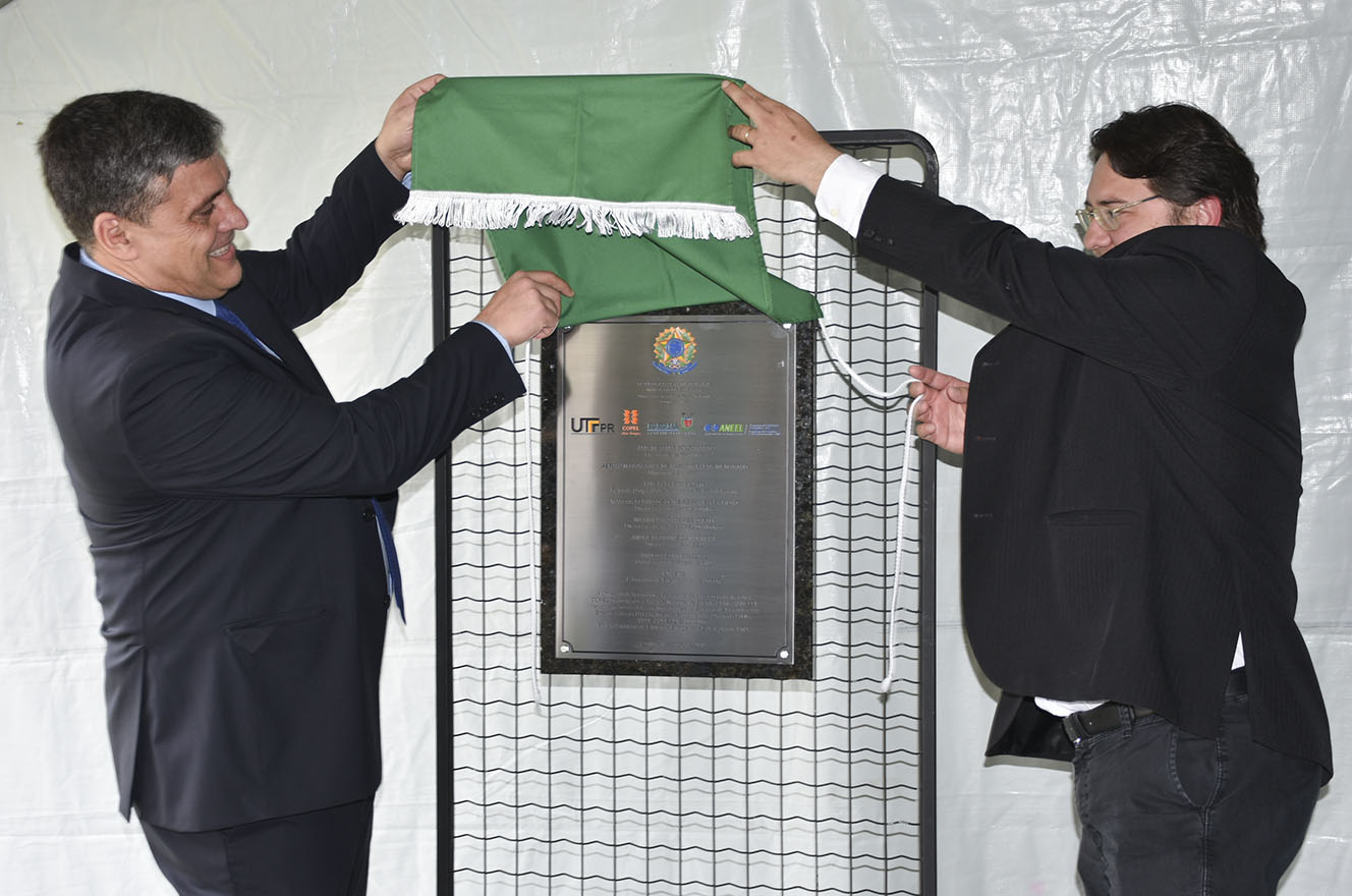 Reitor da UTFPR e diretor da Copel durante descerramento da placa de inaguração do projeto (Foto: Decom)