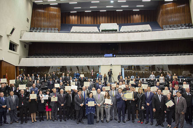 Dirigentes da UTFPR recebem homenagem na Alep (Foto: Decom)